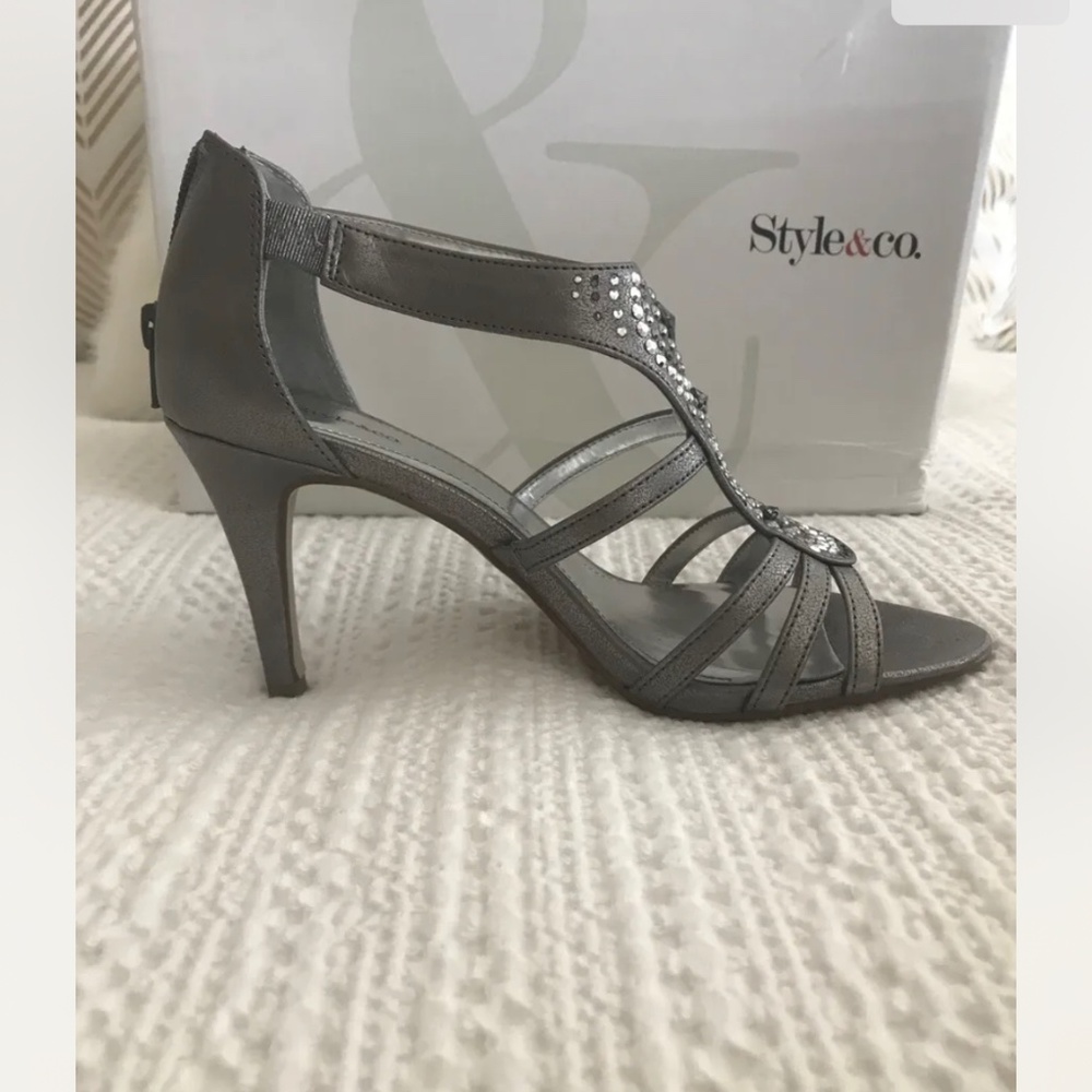 Style and company silver grey sandal size 6